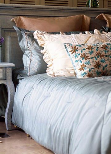 简单素雅的卧室整体色调应该很淡雅，可以与各种花草图案的织物相搭配，室内装饰也不宜过多，可以加入一些自然生动的元素。视觉上呈现出温馨柔和的特点