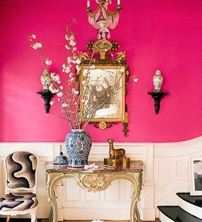 亮粉色的墙面给家带来活泼的氛围，白色的浮雕的壁板拥有的是上世纪的风格，从吊灯到墙面的装饰再到装饰台，每一个细节都细致入微，让古典的风格变得活泼