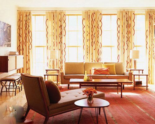 明亮温柔的光线透过轻薄纱帘，从落地窗投射进来，很惬意的客厅区域