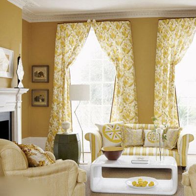 暖的黄桑花纹映衬在白色底面上，搭配轻薄的纱窗，让室内空间又清新又温暖。室内空间的软装布置也下了不少功夫