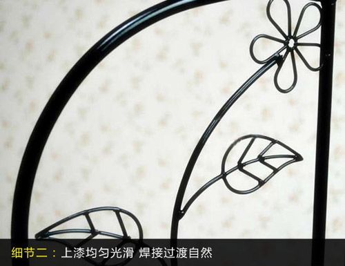 花架侧面也是花朵造型的焊接，简单漂亮，除装饰作用外，也起到稳固作用