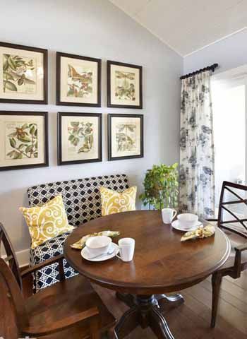 黑白格子图案的啊沙发搭配上黄色的靠垫，点亮了以深木色为主色调的空间，使这个小餐厅变得更具活力感