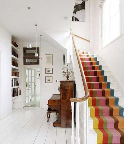 居室里色彩过于单调，彩色地毯的选取丰富了室内观感，同时给萧瑟的冬天增添了一抹亮色，美化心情