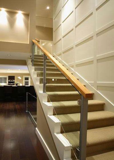 地毯表面的流畅纹理从楼梯的最顶端延伸下来，呈现出统一一致的视觉观感