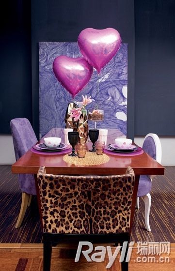 用紫色系打造情人节餐桌