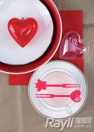 红色餐具和心形餐具的爱意表达