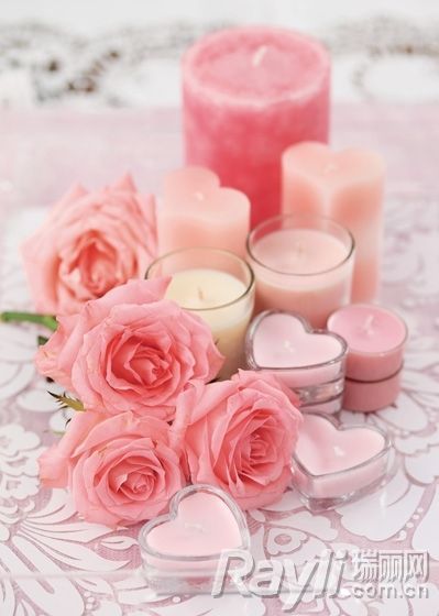 情人节的餐桌上用粉色蜡烛和玫瑰来升级浪漫氛围