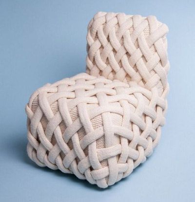 olann 是用英国羊毛制作的，而例如椰壳纤维、无纺羊毛和鸭绒这些自然材料也被用来制作室内装饰品，来替代聚酯填充物和泡沫这种更加普遍的人工材料