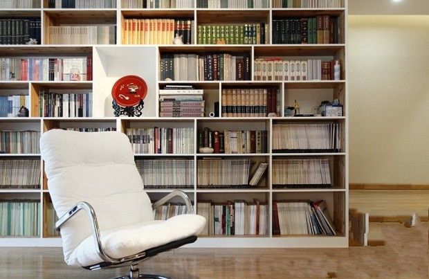 突破传统设计 爱好读书者巧将客厅书房合并 