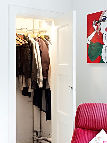 52平方鲜艳的糖果色设计 卧室隐藏内置衣柜 