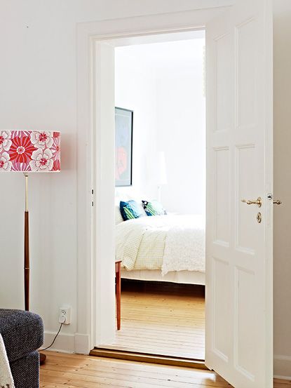 52平方鲜艳的糖果色设计 卧室隐藏内置衣柜 