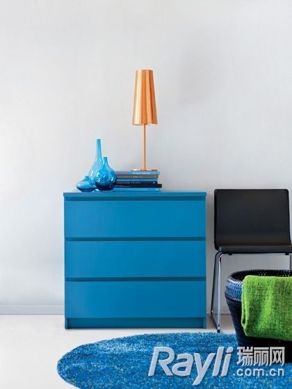 充满爱意的蓝色客厅布置：蓝色边柜＋蓝色地毯
