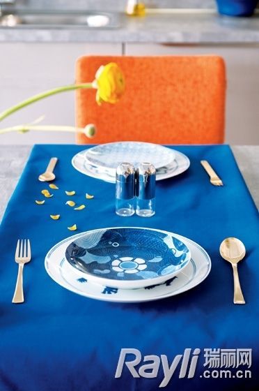 蓝调餐桌布置：蓝色桌布＋蓝色餐具