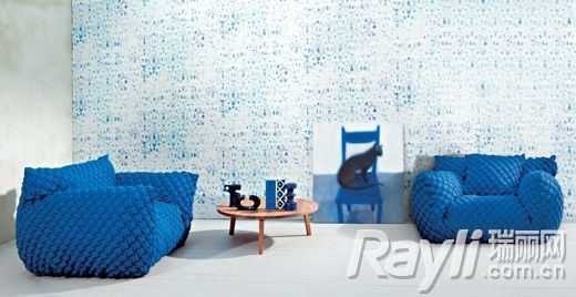 蓝色起居室：蓝点墙面＋蓝色胖胖沙发