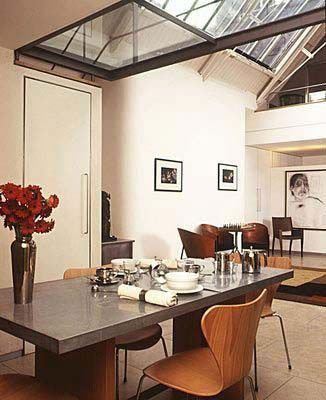 中式餐厅更注重典雅风格，过去色彩厚重的中式形象如今已被飘逸的颜色所代替，深木色的墙壁与简洁而有现代气息的家具搭配，形成一种适合现代人的中式风格