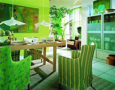餐厅的装修十分简单，因为追求简洁风格，所以以白色作为餐厅的装修基础色调，餐桌椅以木色家具为主