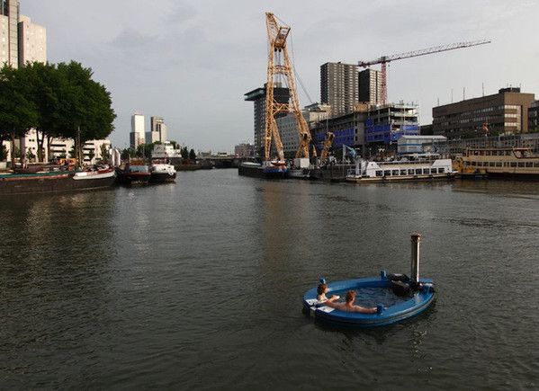 浴缸里的旅行 来一个热水浴与航行的亲密接触  