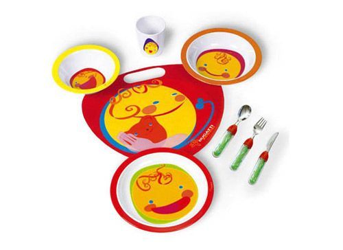 餐盘和杯子是美耐皿材质，餐叉、刀、勺是不锈钢，餐布是用防水的聚丙烯，如此色彩缤纷的餐具，食欲肯定大增啊，是儿童用餐的好帮手