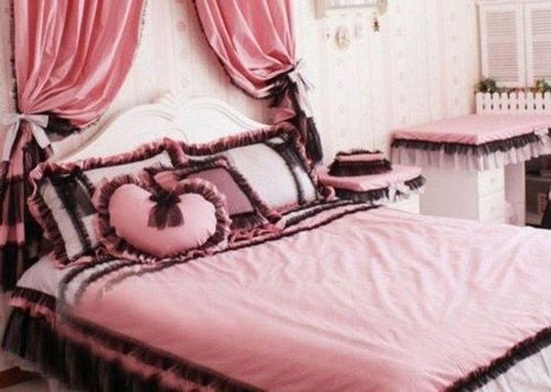 淡紫色蕾丝与白色纱幔，构成了一幅如宫廷般的映像，纯棉质地的厚实床饰，正在讲述着只有童话中豌豆公主才能享受到的舒适