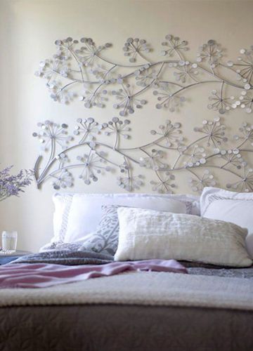 紫色薰衣草浪漫卧房，彰显气质。床头柜上薰衣草蔓延至床头背景墙，立体质感的造型加上别致的花样，尤为感性