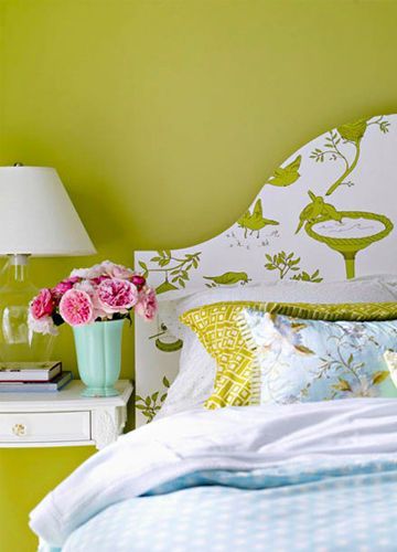 绿色小鸟床板搭配明亮绿色背景墙，是卧房绿意盎然。可爱的靠垫布置卧室，营造出闲散与自在，温情与柔软的氛围，给人一个真正温暖的小窝。粉嫩的大多蔷薇成为着重绿中的一点红