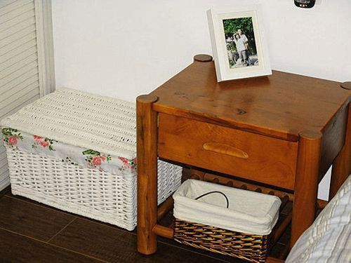 杂物箱和床头柜属于田园风格，和床的实木感基本协调