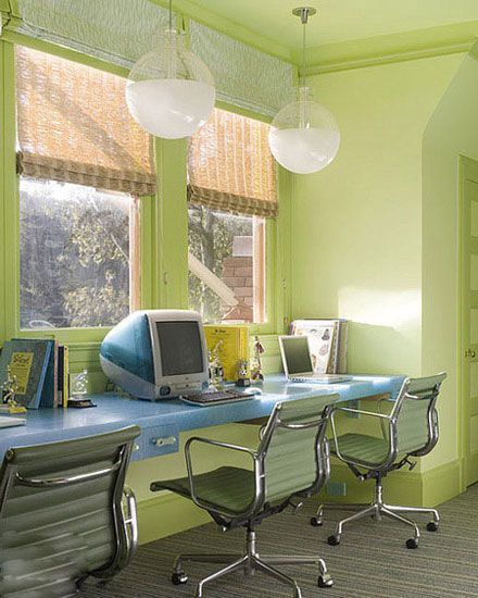 蓝色的工作台，搭配草绿色的墙面，连座椅也都是带着自然的气息，这样的工作环境会让人情绪淡定，心情平稳，最适合情绪容易波动的朋友