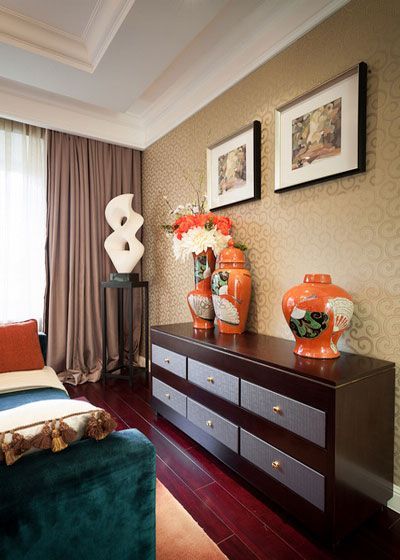 床品上精艺细致的手工雕花图案，是对床头背景墙的一种呼应，优雅的曲线表达出感性的柔和