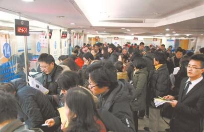 3月3日，上海徐汇区房地产交易中心内人头攒动