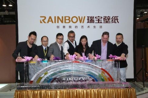 图为：瑞宝壁纸总裁王树民先生与各位设计师一起灌注彩虹冰雕
