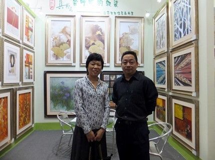 图2为：真朴苑傅总(左)与合作伙伴张总(右)在展会现场合影