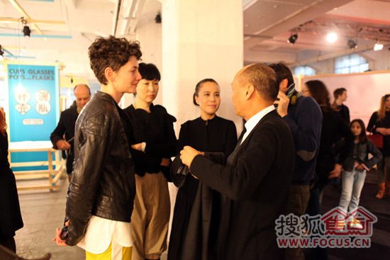 朱哲琴与策展人毕月（左一）、设计师卢志荣（右一）