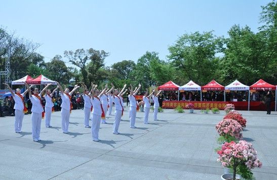 在无锡市花杜鹃花节上，莎蔓莉莎无锡团队表演手语操