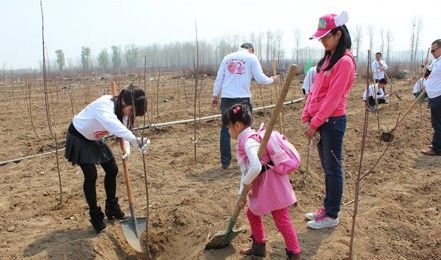 小朋友们也参与到爱心植树活动中来