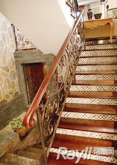 楼梯是该房屋中连接主人外交与内设的纽带。尚层装饰设计师采用文化石墙面，自然古朴，楼梯踏板连接选择了马赛克，让主人的现代思维在闲适与古典中有迹可循