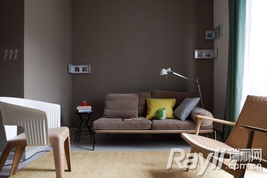巧克力色的墙面以及同色调的沙发，客厅布置。