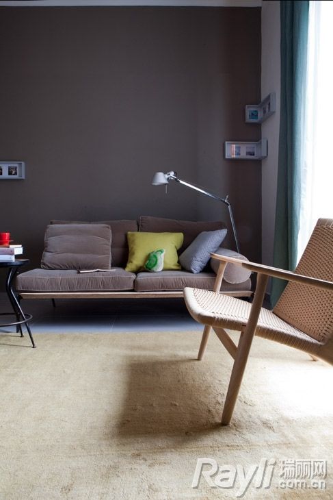 编织座椅和沙发一起形成围合式会客区