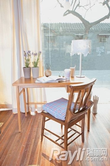 在窗前一张木桌一把木椅，做做手工，晒晒太阳。