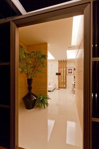 推开门扉，感受整个家流露沉稳内敛的气息，以大理石地坪搭配为木质立面，透过石材及木材的表现，让整体空间更显温馨舒适