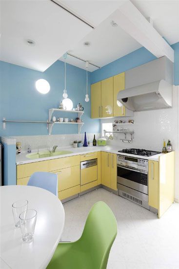 蓝色，黄色，白色，绿色，缤纷色彩打造出新婚小夫妻可爱的厨房