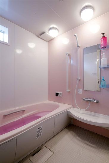 淡粉色的墙壁和浴缸，适合女生的颜色，让整个浴室充满了温馨浪漫的小气息