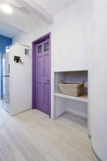 淡紫色的卧室门，充满了浪漫的气息。上面两个小玻璃，给卧室增添了一抹亮光。墙上的两个小凹陷处，摆上一些小物品，再点缀一盆绿色植物，给空间增添了新鲜气息