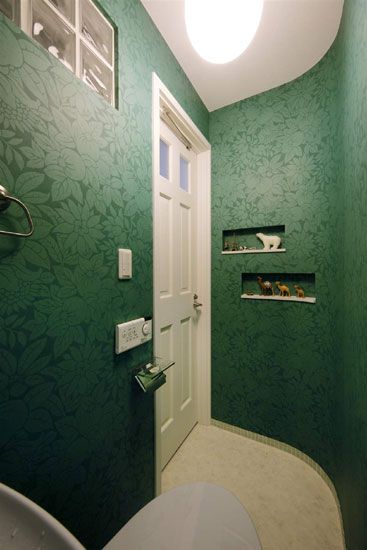 整体墨绿色的墙壁，暗花的样式，衬托出高贵典雅的气息，优雅而又大气