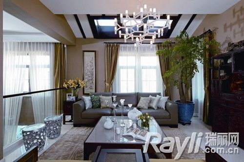 客厅的家具摆放强调面对面的交谈，清末紫檀博古架让空间渗透出古典气质