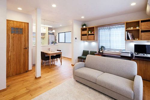 灰色布艺沙发，长方形的样式，简单大方，搭配同样色彩毛绒状的地毯，不仅耐脏，而且非常舒适，搭配木色的地板，将自然的恬淡与清新气息吹满整个空间