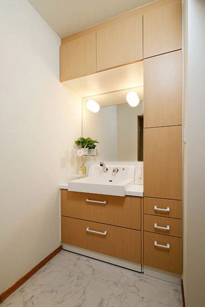 洗漱间同样充满了古朴的日式气息。木色的柜子，白色的金属把手，纯自然的色彩将洗漱间装饰的更加清新淡雅