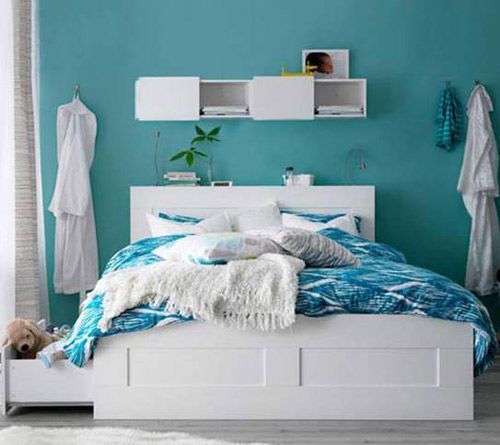 白色的床搭配上天蓝色的背景墙以及床单，首先在视觉上就给人一种特别优雅、清新的感觉