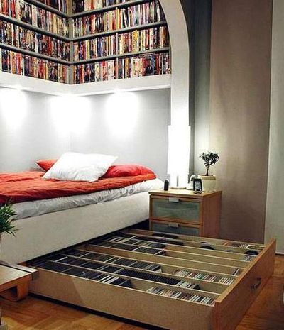 卧室墙面的空间也是个不错的收纳之地，无论是放上几排搁架还是设计成上图所示的样子都能起到很到的作用，而抽屉式的床底设计也是整个空间的第二大亮点