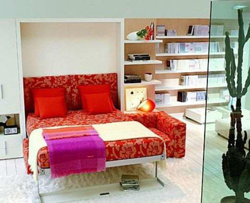 家具的一物多用，是小空间最喜爱的事情。腾空床的适时加入，让小卧室有了更多可利用的地方