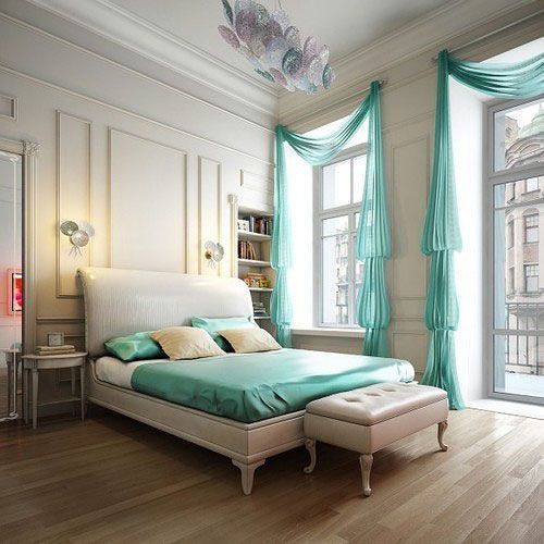 大大的落地窗、蓝白相间的色调，欧式的装修手法，纱质的窗帘，宽敞的双人床，一看就是夫妻房